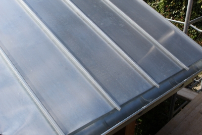 Couverture à joint debout réalisée sur mesure sur voligeage épicéa compatible, feuilles métalliques en zinc VMZINC, sertissage réalisé manuellement