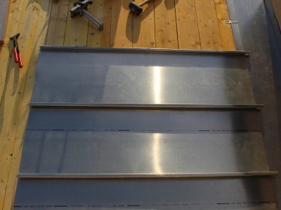 Couverture en feuilles métalliques en zinc VMZINC, façonnage et pliage du zinc sur mesure.JPG