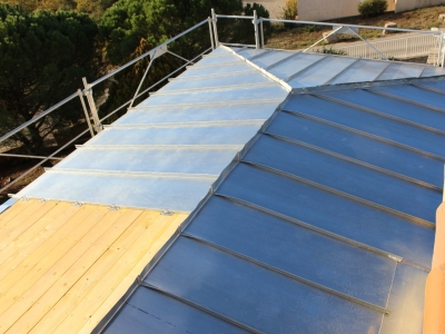 Couverture VMZ Joint debout, finiton de tête en cours de réalisation, rénovation toiture sur mesure.JPG