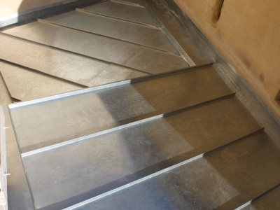 Couvre joint réalisé en zinc sur mesure.JPG