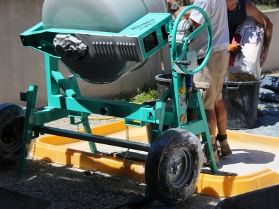 Décompactage des granulats de chènevotte et malaxage de la chaux et des granulats à la bétonnière pour un mélange homogène