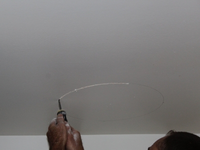 Découpe d'un disque dans le plafond en plaque de plâtre.JPG