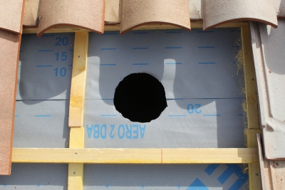 Découpe pour une traversée de l'écran de sous toiture.JPG