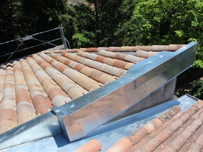 Demi-faîtage, couloirs et raccords, une réalisation 100% zinc pour une étanchéité durable
