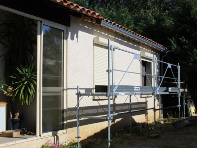 Dépassée de toit anticipée à l'occasion de la réfection de la couverture pour permettre l'isolation des murs par l'extérieur avec un isolant de 160mm d'épaisseur, Vinezac Ardèche.JPG