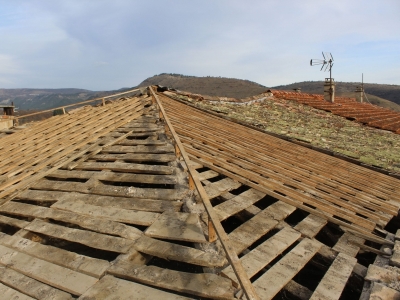 Dépose des tuiles canal, réfection de couverture à Saint Privat.JPG