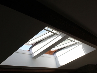 Deux fenêtres côte à côte pour une meilleure ventilation de la pièce, isolation des combles aménagés et remplacement de la couverture en tuiles à Mercuer.JPG