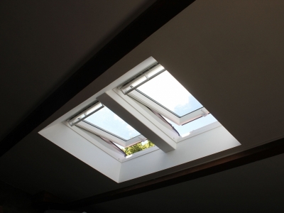 Deux fenêtres juxtaposées pour un esprit baie de toiture, un esprit verrière, une solution lumière pour les combles aménagés.JPG
