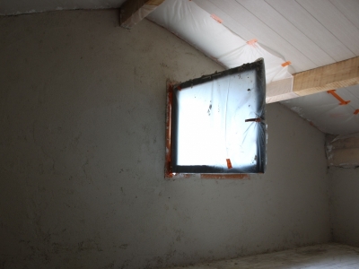 Deuxième couche soignée en cours de serrage pour obtenir une une finition lisse avec paille apparente.JPG