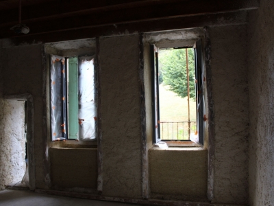Doublage isolant en béton de chanvre au niveau de l'allège de fenêtre.JPG