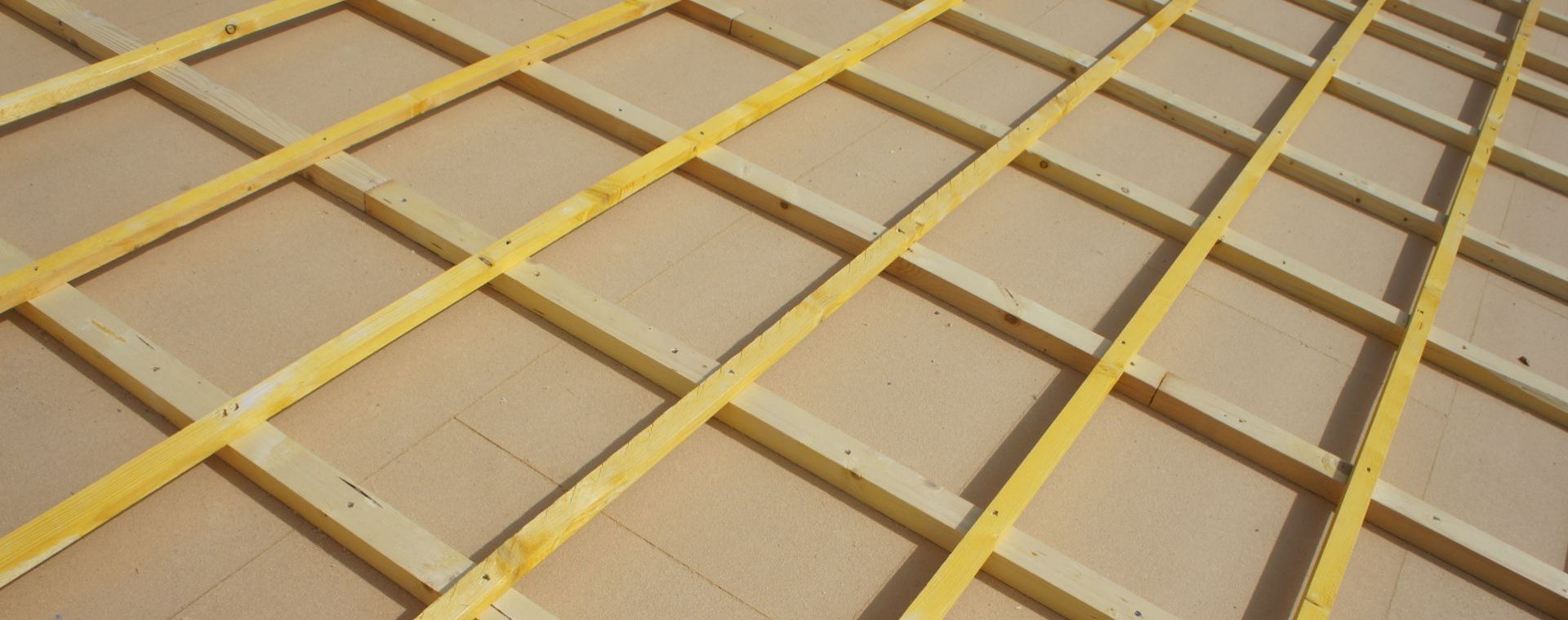 Ecran de sous toiture, pare pluie rigide en fibres de bois, lattes et contrelattes formant ventilation
