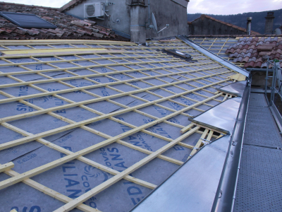 Egout biais avec larmier zinc sur mesure en cours de réalisation, remplacement de toiture par Chagnol Vincent à Vesseaux Ardèche.JPG