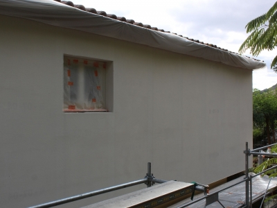 Enduit de base armé, première passe, chevauchement des lés, treillis tissé de fibre de verre traitée certifié QB Qualité pour le Bâtiment par le CSTB.JPG