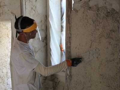 Enduit de chanvre Tradical à caractère isolant appliqué en intérieur sur mur en pierres, pans de bois en chataîgnier brut à fonction décorative, Chagnol Vincent QUALIBAT RGE ECO artisan pour l'isolation des murs.JPG