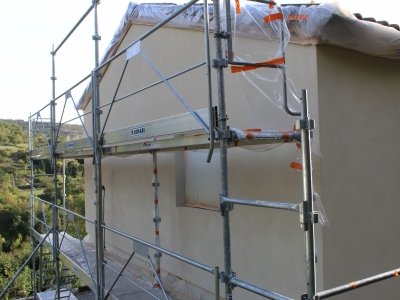 Enduit de finition en cours de séchage, enduit de couleur claire pour éviter les chocs thermiques, ITE à Darbres sur la communauté de communes Berg et Coiron.JPG