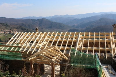 Extension nord sur entrée avec poteaux en douglas contre collé, noues, faîtière et sablières en épicéa KVH, travaux de charpente bois traditionnelle assemblée et couverture, toiture