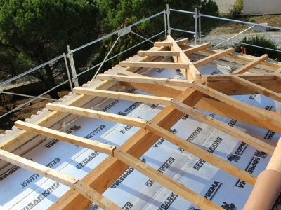 Fabrication sur mesure et assemblage d'un ensemble de charpente en bois traditionnelle.JPG