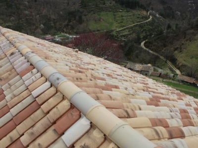 Faîtage à sec ventilé avec tuiles sous faîtières et tuiles faîtières fixées mécaniquement, à Genestelle.JPG