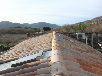 Faîtage ventilé réalisé à sec sur mesure en terre cuite avec tuiles sous faîtières, faîtières à emboitement et crochets.JPG