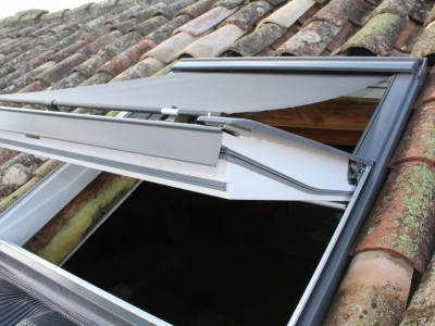 Fenêtre de toit à rotation Velux Confort en fintion blanche EverFinish avant réalisation de l'habillage intérieur, équipée d'un store extérieur manuel Velux, protection mobile extérieure contre la chaleur.JPG