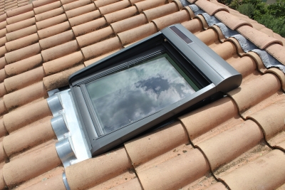Fenêtre de toit VELUX® à rotation Tout Confort et volet roulant VELUX® à énergie solaire, après travaux, CHAGNOL VINCENT, couvreur et Installateur Conseil VELUX