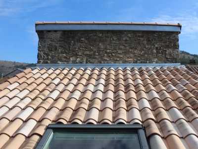 Fenêtre de toit VELUX CONFORT UK04 et demi faîtage et solin avec bavette en zinc réalisés sur mesure.JPG
