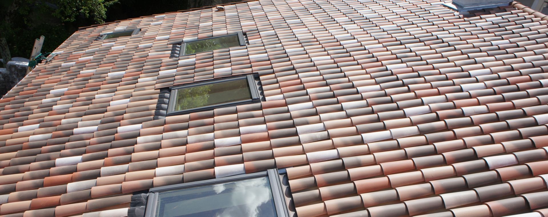 Fenêtre de toit VELUX couverture toiture rénovation énergétique Aubenas sud Ardèche