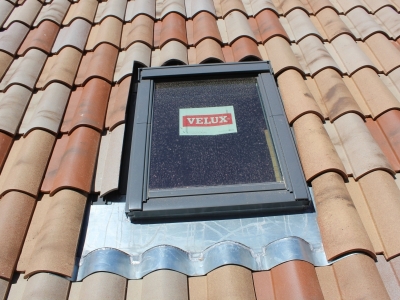 Fenêtre de toit VELUX et bavette d'étanchéité réalisé en zinc sur mesure