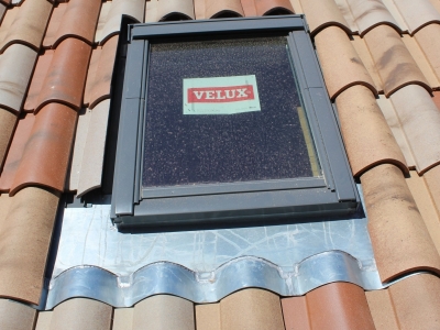 Fenêtre de toit VELUX et raccord d'étanchéité réalisé en zinc sur mesure, Chagnol Vincent VELUX Installateur Conseil à Aubenas