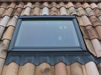 Fenêtre hautement isolante en 134x98cm, motorisée à énergie solaire, VELUX INTEGRA Solar, fermeture automatique grâce au détecteur de pluie, à Chauzon, Gorges de l'Ardèche.JPG