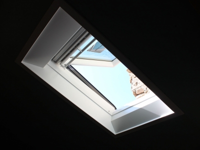 Fenêtre Tout Confort VELUX à projection en finition EverFinish blanche qui se marie très bien avec l'habillage intérieur en PVC blanc, Chagnol Vincent VELUX Installateur Conseil à Aubenas en sud Ardèche.JPG