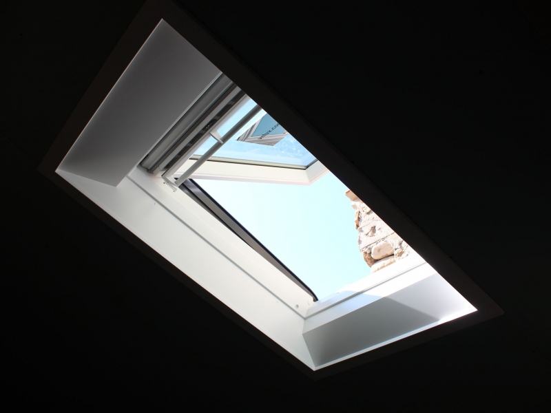 Fenêtre Tout Confort VELUX à projection en finition EverFinish blanche qui se marie très bien avec l'habillage intérieur en PVC blanc.JPG