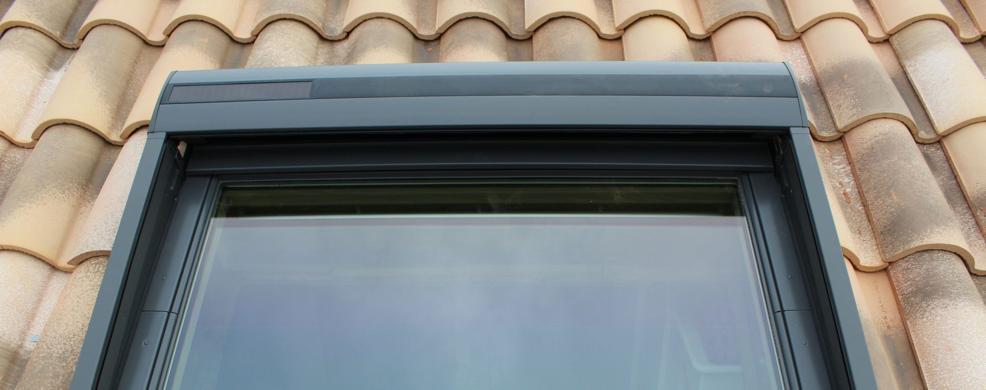 Fenêtre VELUX® Confort à rotation manuelle avec volet roulant solaire, Le Teil Ardèche