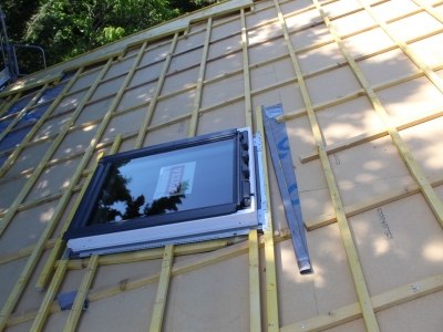 Fenêtre VELUX CONFORT, réalisation d'un déflecteur en amont pour assurer l'étanchéité autour de la fenêtre de toit, Chagnol Vincent VELUX Installateur Conseil sur le bassin d'Aubenas