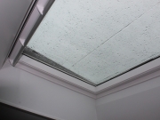 Photo Une grande fenêtre motorisée à énergie solaire VELUX INTEGRA® pour combiner lumière, confort et qualité de l’air. Sans oublier le volet roulant extérieur rigide motorisé pour protéger de la chaleur et plus…à Chauzon, en Sud Ardèche
