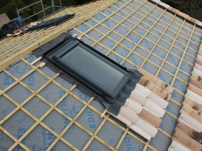 Fenêtres de toit VELUX CONFORT MK08 en cours d'installation, fixation des tuiles de rives et bas de pente, pose de tuiles Edilians Omega 10  coloris Mistral en recouvrement.JPG