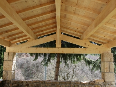 Ferme dite traditionnelle, poinçon et lien de faîtage, Chagnol Vincent charpentier couvreur à Aubenas en Ardèche.JPG