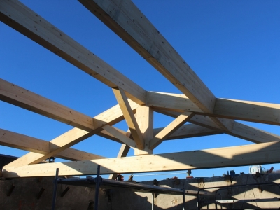 Ferme traditionnelle, arêtier et pannes en bois lamellé collé.JPG