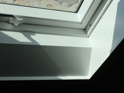 Finition EverFinish blanche, bois enrobé d'une coque en polyuréthane insensible à l'humidité, nettoyage facile et esthétique préservée.JPG