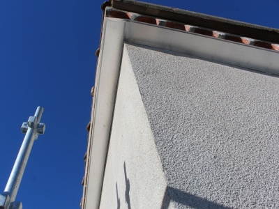 Fixation d'un couronnement alu en partie haute sous génoises.JPG