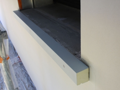 Fixation d'une modénature de façade en PU à peindre, nez d'appui et bandeau formant goutte d'eau.JPG