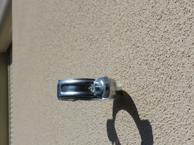 Fixation des colliers de descente dans les supports de charges isolés prévus à cet effet.JPG