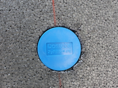 Fixation par collage d'un support de charge isolé en polystyrène haute densité pour fixation de la descente d'eau pluviale.JPG