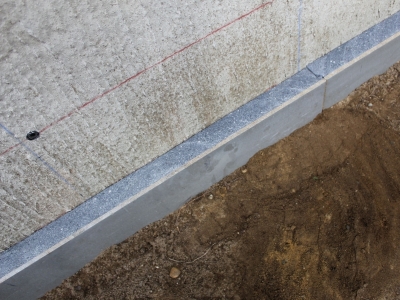 Fouilles et isolation enterrée sous le plancher bas avec un panneau composite à bords feuillurés constitué d'un isolant KNAUF et d'un parement lisse.JPG