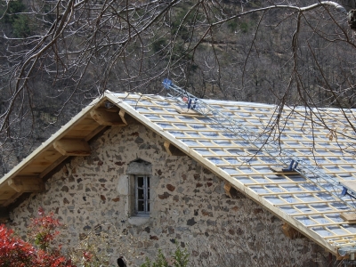 Habillage en soupente en Châtaignier de Pays pour les dépassées de toiture.JPG