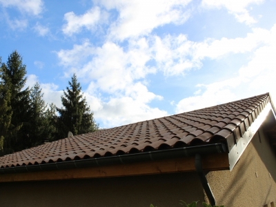 Habillage extérieur induit en bas de pente avec du bois, et en rives avec du zinc naturel façonné sur mesure et repose des gouttières existantes.JPG
