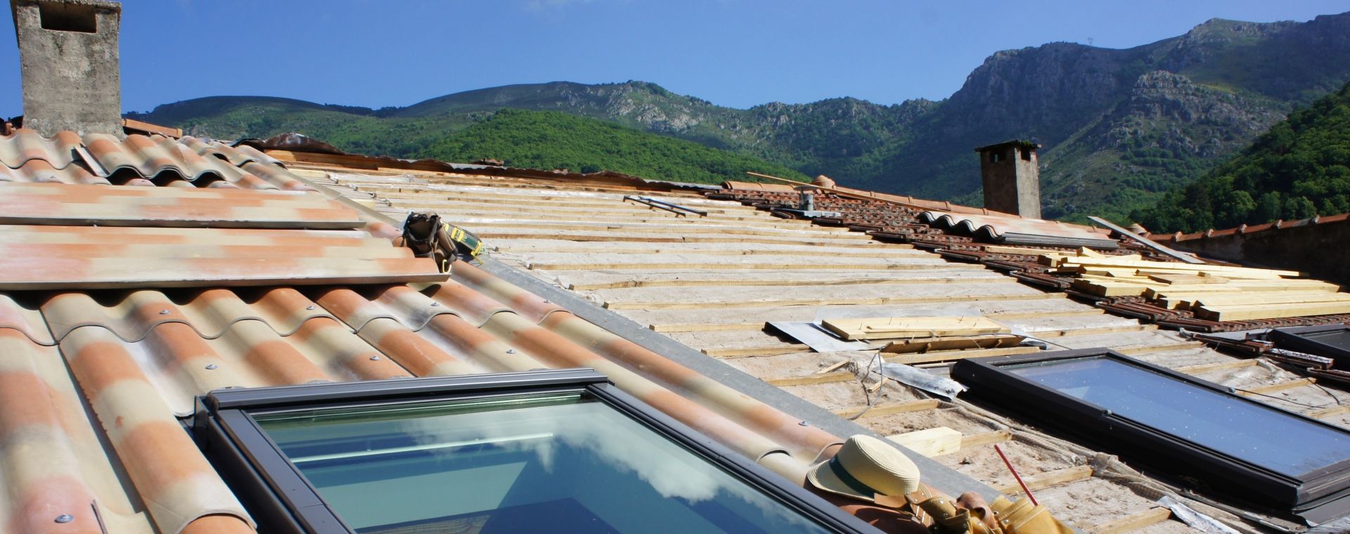 Intégration de fenêtres de toit VELUX® Confort, rénovation de la toiture, Montpezat canton de Thueyts en Ardèche