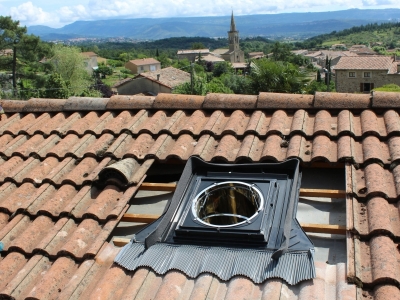 Intégration du châssis dans le toit avec raccords d'étanchéité intégrés.JPG
