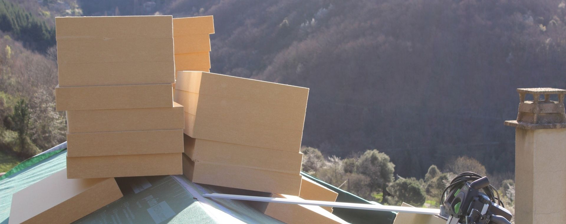 Isolation de toiture par l'extérieur, sarking en panneaux isolants rigides en fibres de bois à Chirols Ardèche