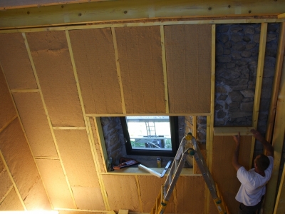 Isolation intérieure des murs avec des panneaux compressibles et flexibles en laine de bois isolante semi-rigide de fabrication fançaise STEICOflex, Chirols en Ardèche.JPG